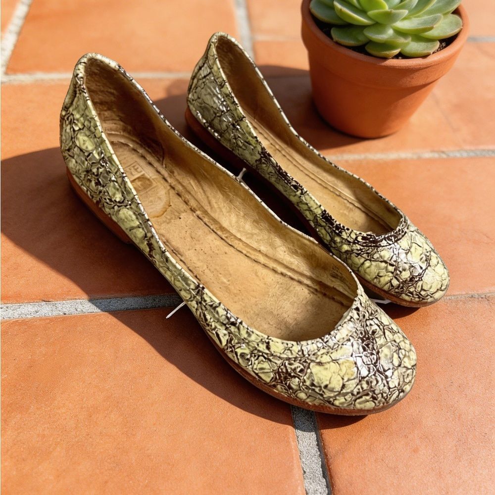Frye women’s Carson ballet flats silver cream cracked size 7.5M